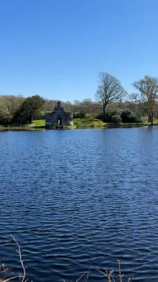 Scenes at the stunning Bathing House on this gorgeous day. Happy Thursday ☀️ 

#exclusiveweddingvenue
#luxuryweddingvenue
#hiddenweddingvenue
#destinationwedding 
#privatelake